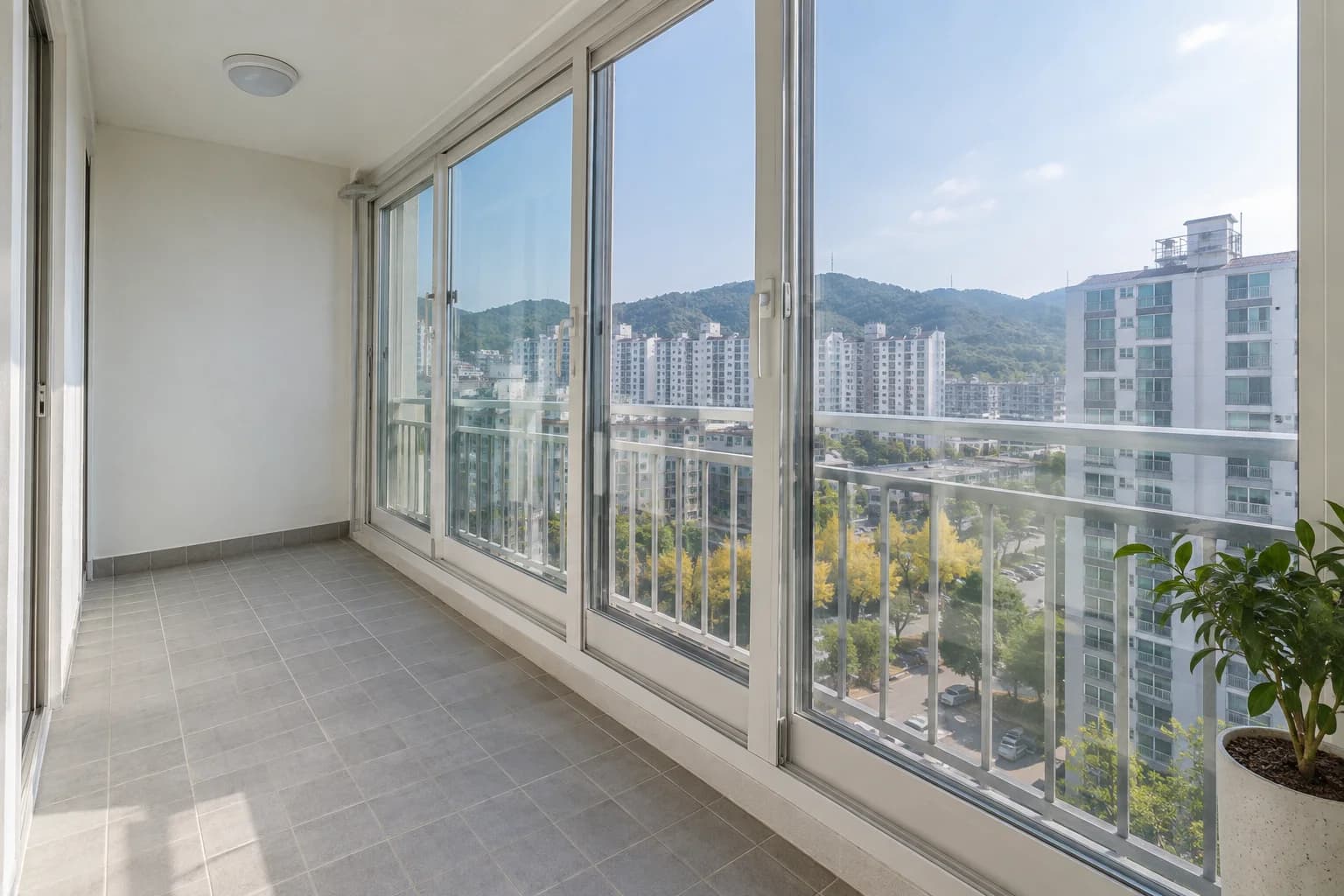 교체 후 변화 예시: 같은 베란다에 화이트 샷시를 적용한 모습
